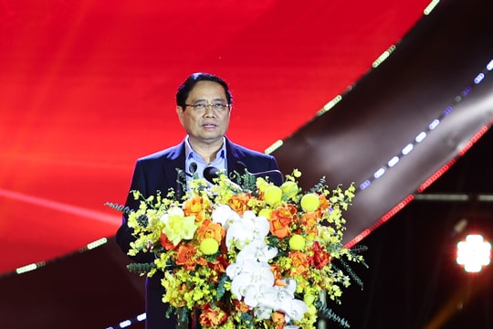 Thủ tướng Chính phủ kêu gọi chung sức đồng lòng, đồng cam cộng khổ, chia sẻ với đồng bào miền Trung