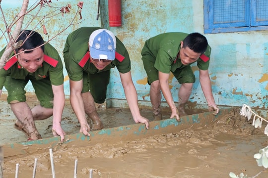 Học viên Đại học Cảnh sát nhân dân hỗ trợ sửa sang trường lớp vùng lũ