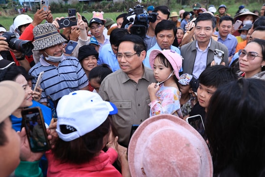 Thủ tướng thăm, động viên người dân tại "rốn lũ" Hòa Thịnh, tỉnh Đắk Lắk