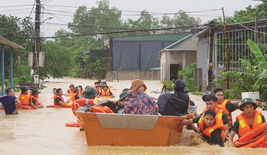 Người dân vùng lũ không cần đúng tuyến vẫn được hưởng trọn quyền lợi bảo hiểm y tế