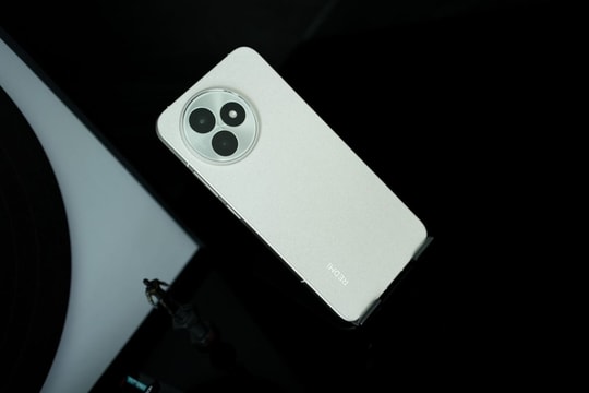 Mẫu smartphone 9 triệu nhưng chiến game còn hơn iPhone đời mới: Màn 144Hz, chip 3nm, pin 7.400 mAh