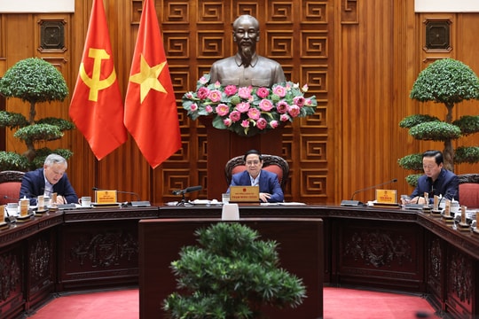 Thủ tướng: Xây dựng giải pháp tổng thể, toàn diện, căn cơ phòng, chống sụt lún, sạt lở, ngập úng, hạn hán, xâm nhập mặn vùng ĐBSCL
