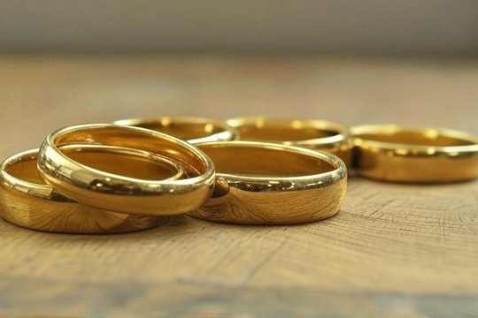 Giá vàng nhẫn hôm nay 10/12: Đổi màu chỉ sau một đêm, cơ hội còn hay hết?