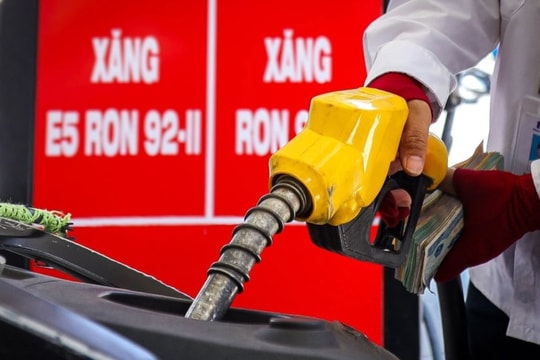 Giá xăng dầu hôm nay 11/3/2026: Tiếp tục tăng mạnh, xăng RON 95 lên cao kỷ lục
