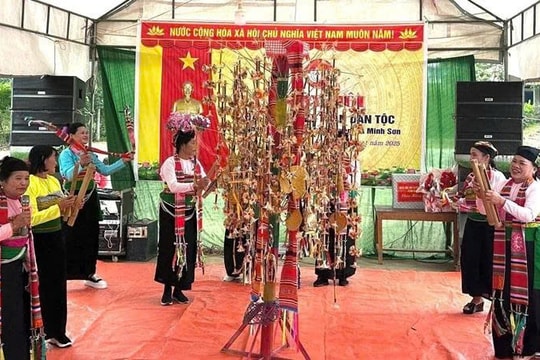 Không sân khấu, không kịch bản hóa, một lễ hội ở Thanh Hóa vẫn tồn tại theo cách rất riêng