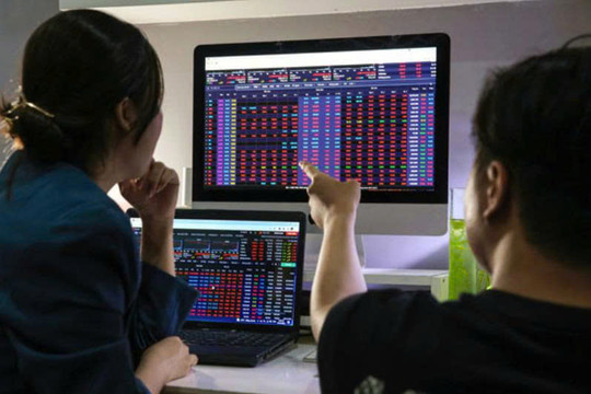 Chứng khoán diễn biến thận trọng, VN-Index lình xình quanh tham chiếu