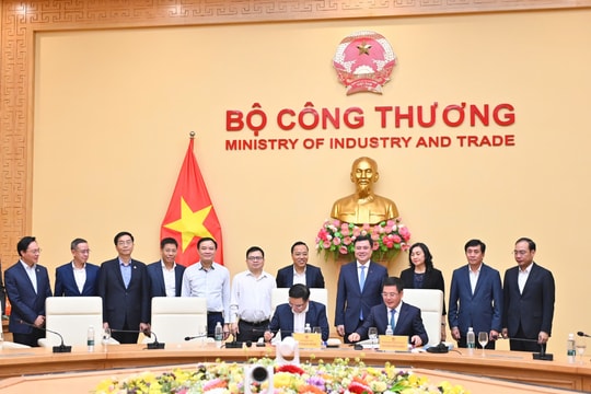 Đồng chí Lê Mạnh Hùng tiếp nhận bàn giao công tác Bí thư Đảng ủy, Quyền Bộ trưởng Bộ Công Thương