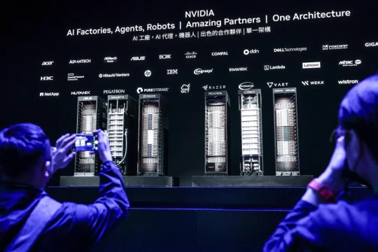 Cuộc đua AI của Big Tech đối mặt với rủi ro khấu hao phần cứng