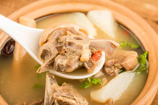 Tưởng tốt cho xương, nhưng 3 loại nước này lại khiến xương yếu dần