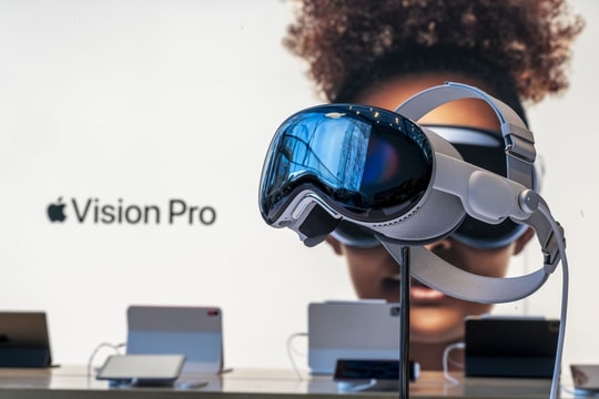 Doanh số ảm đạm khiến Apple thu hẹp chiến lược với kính Vision Pro