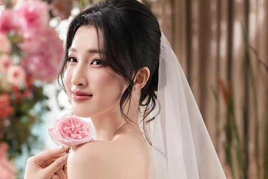 Á hậu Phương Nhi chuẩn bị cưới thiếu gia doanh nhân nổi tiếng với quỹ đầu tư 150 triệu USD và xe điện