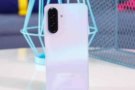 Giảm mạnh đầu năm, mẫu điện thoại Samsung này bỗng thành lựa chọn quốc dân: Rẻ mà xịn