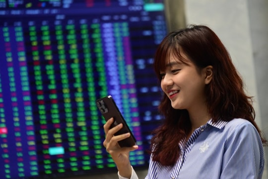Lực cầu quay lại nhóm trụ, VN-Index sáng cuối tuần có thêm hơn 30 điểm