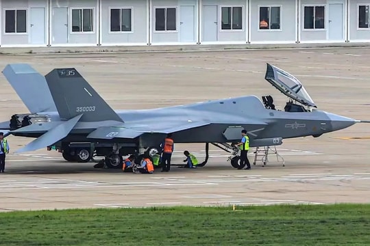 Dòng tiêm kích đạt vận tốc bay hơn 2.200 km/h, được trang bị tên lửa đối không và bom thông minh