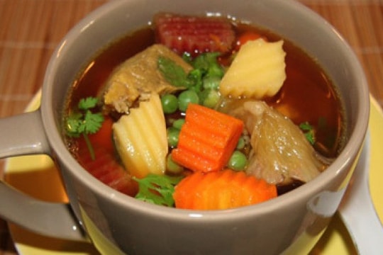 Nhiều người ăn sống để "giữ vitamin", nhưng 5 loại rau củ này nấu chín mới thật sự bổ