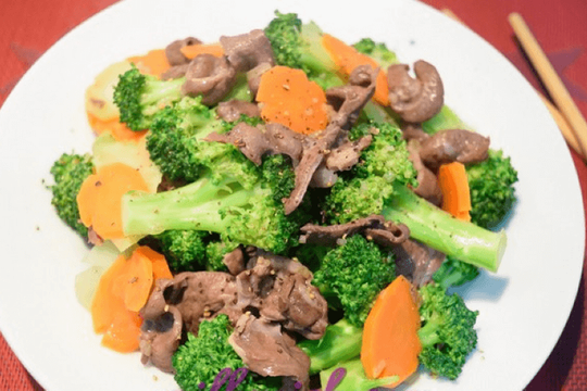 Ít ai ngờ loại rau bán đầy chợ chỉ 15.000 đồng/kg lại tốt cho tim mạch và xương khớp đến vậy