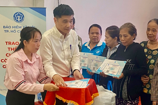 TP.HCM cấp thẻ bảo hiểm y tế miễn phí cho hàng chục nghìn người dân