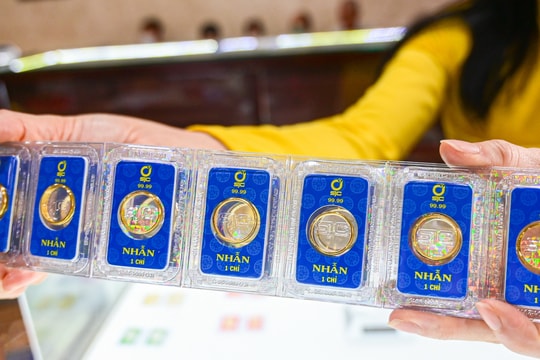 Giá vàng nhẫn hôm nay 5/2: Vừa áp sát đỉnh đã quay đầu