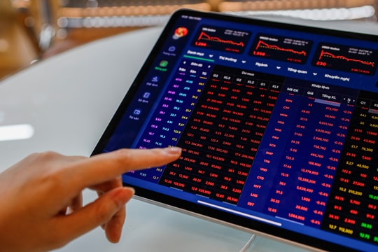 Cổ phiếu trụ điều chỉnh sâu, VN-Index rơi về mốc 1800