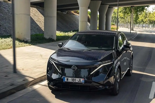 Xe điện Nhật trang bị pin mặt trời, đỗ dưới nắng "sạc" thêm được hơn 20km