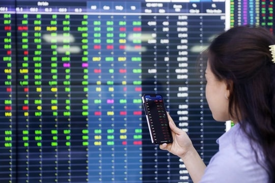 VN-Index tăng tốc phiên sáng cuối tuần, dòng tiền trở lại cổ phiếu nhóm trụ