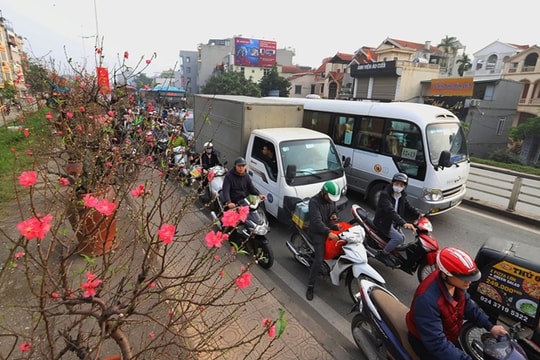 Thủ tướng Chính phủ chỉ đạo tăng cường phương tiện vận tải dịp Tết, không để xảy ra hiện tượng chèn ép giá