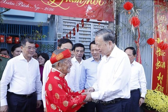 Tổng Bí thư Tô Lâm đến thăm, chúc Tết nhà nghiên cứu Nguyễn Đình Tư