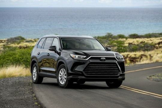 Toyota lại "nhá hàng" về mẫu SUV 3 hàng ghế chạy điện mới