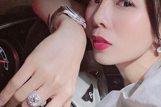 Hai mỹ nhân mê kim cương bậc nhất Vbiz, mỗi lần không vui là tiêu tiền tỷ