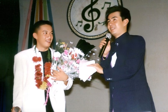 Từng kiếm đủ tiền mua 4 cây vàng/ngày, nam ca sĩ nay ở trong căn nhà được trả giá tới hàng ngàn lượng