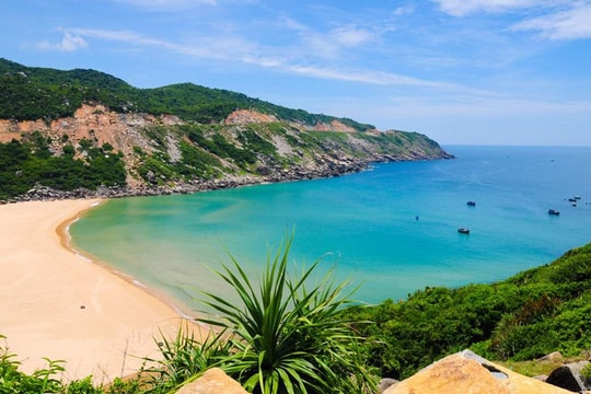 Không phải Phú Quốc, tôi tìm thấy "viên ngọc ẩn mình" giữa biển trời Phú Yên: Bãi biển có núi, có suối, đẹp nguyên sơ đến ngỡ ngàng