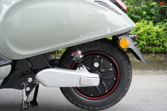 Trải nghiệm mẫu xe điện "ẩn mình" trong dáng Vespa: Cổ điển, thời trang, đi phố khá êm và nhiều chi tiết đáng tiền