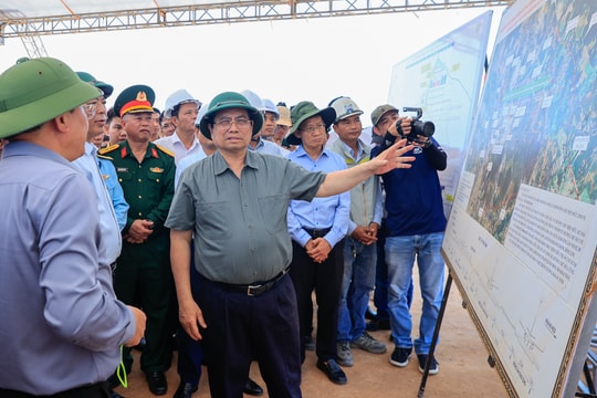 Thủ tướng kiểm tra thực địa các dự án cao tốc, sân bay tại Quảng Ngãi và Gia Lai