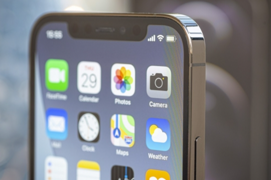 Chưa tới 8 triệu đã có "hàng Pro" khung thép, camera 3 mắt, trang bị ăn đứt iPhone bản thường