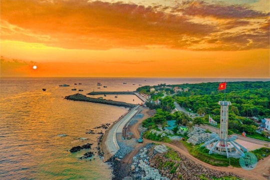 Quảng Trị khai mở không gian du lịch tiềm năng với bãi biển dài 10km và "viên ngọc" chỉ cách bờ 1 giờ đi tàu