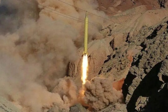 Tầm bắn gần 2.000km, đầu đạn nặng 1 tấn, tên lửa đạn đạo này của Iran có thể "bao phủ" cả Trung Đông
