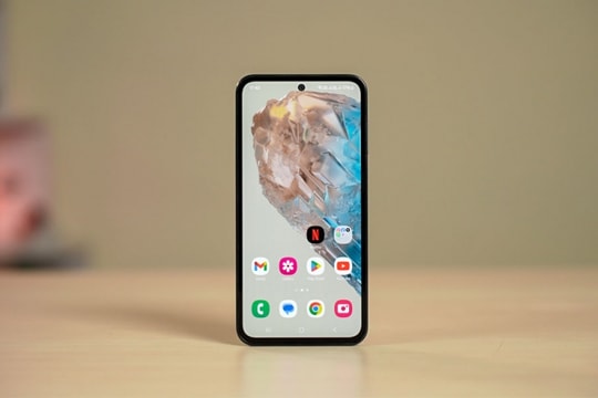 Mẫu điện thoại pin 6.000mAh giảm giá mạnh: Màn AMOLED 120Hz, giá chỉ hơn 5 triệu
