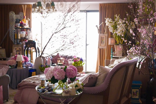 Phong cách sống xa hoa của nhà thiết kế nổi tiếng: Căn penthouse triệu đô vintage giữa trung tâm TP.HCM