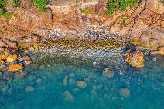 Không phải Đà Nẵng, Nha Trang, nơi này được du khách khen: “Biển đẹp mà sạch hiếm thấy”