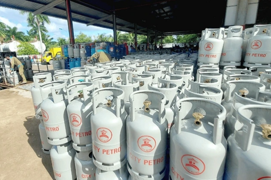Giá xăng tăng mạnh chỉ sau 2 ngày, giá gas trong nước cũng "nối đuôi"