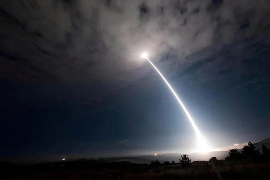 Tên lửa đạn đạo liên lục địa ICBM có vận tốc cực đại 24.000 km/h, mang nhiều đầu đạn khác nhau, không thể ngăn cản