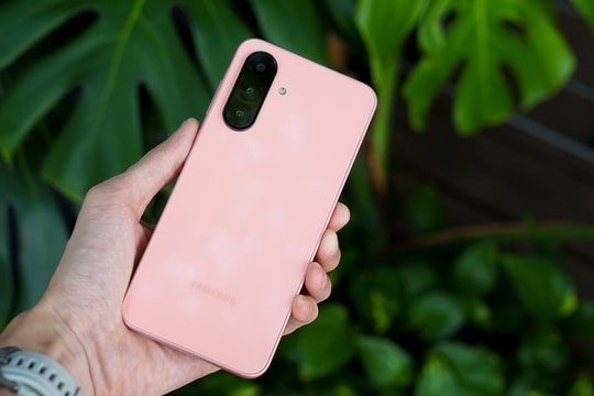 Mẫu smartphone giá hơn 5 triệu có AI thông minh, trang bị mạnh chẳng kém Galaxy S25