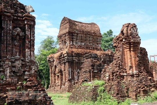 Ít ai ngờ giữa rừng miền Trung có “kho báu kiến trúc Champa” hơn nghìn năm tuổi