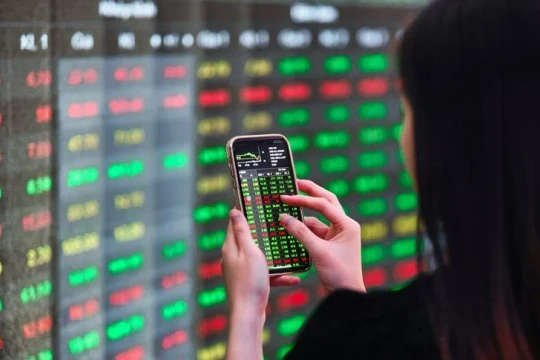 Hàng loạt lãnh đạo cùng người thân "săn sale" cổ phiếu công ty khi thị trường điều chỉnh