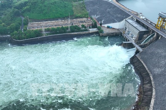 Kinh doanh bùng nổ, tại sao “ cỗ máy in tiền ” nhà REE vẫn đứng trước nguy cơ phải rời sàn?