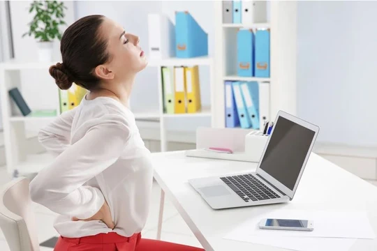 Vì sao người trẻ ngày càng bị đau lưng, thoái hóa sớm?