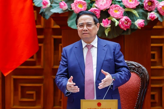 Thủ tướng: Dứt khoát không để thiếu xăng dầu trong mọi trường hợp; xem xét bố trí ngân sách để hỗ trợ bình ổn giá