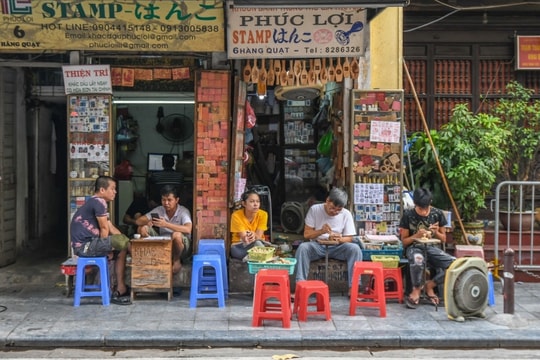 Hà Nội: Sống chậm giữa một đô thị không ngừng chuyển động
