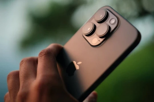 iPhone Pro Max khung titan giá chỉ 18 triệu: Chip A17 Pro, camera zoom 5x vẫn rất mạnh