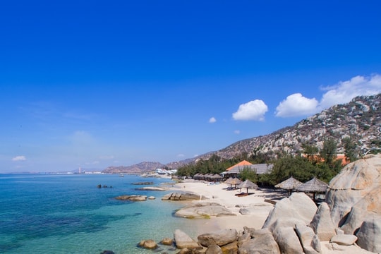 Không phải Nha Trang hay Phú Quốc, bãi biển này đẹp như “viên ngọc ẩn” ở vùng ít bão nhất Việt Nam